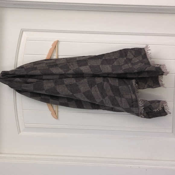 Chic Checkered Scarf NWOT - Picture 9 of 9